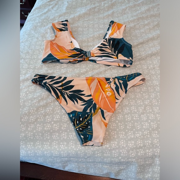 Cupshe suit - Picture 3 of 3